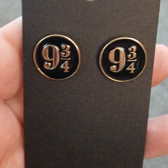 NWOT Harry Potter 9 3/4 Stud Earrings Train Station Platform - Picture 3 of 3